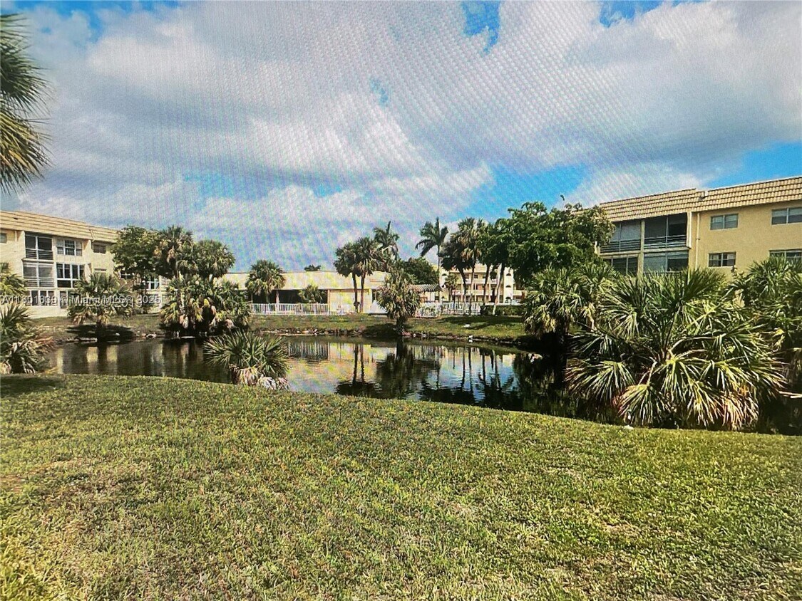 Foto principal - 8285 Sunrise Lakes Blvd