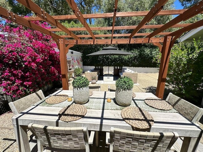 Foto del edificio - 450 Santa Rosa Ln