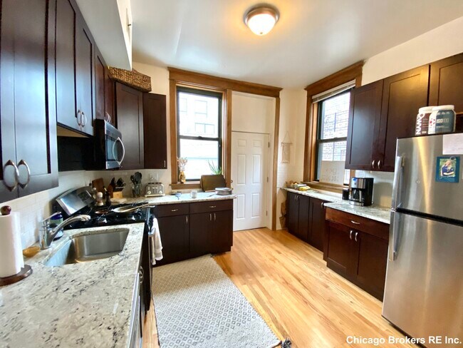 Building Photo - 810 W Webster Ave