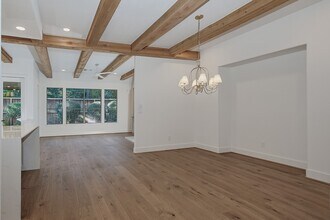 Building Photo - 118 Douvaine Ct