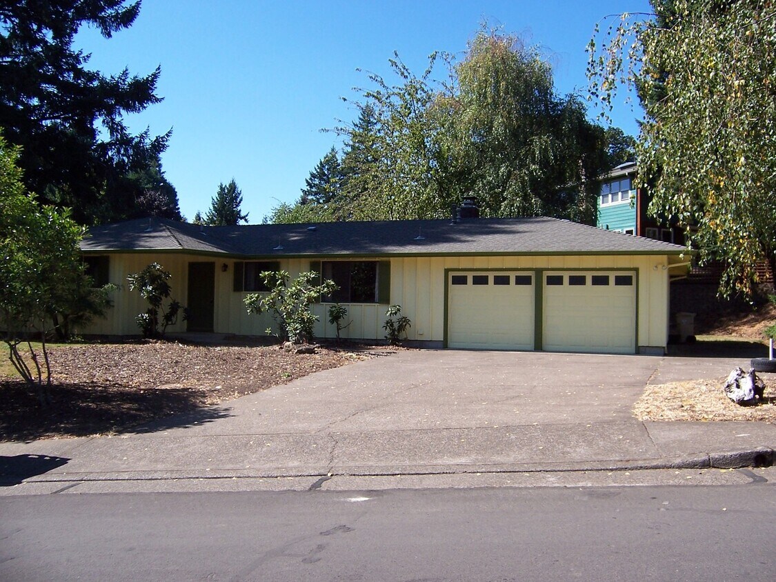 Primary Photo - 4 bedroom ~ 1.5 bathroom House Located in ...