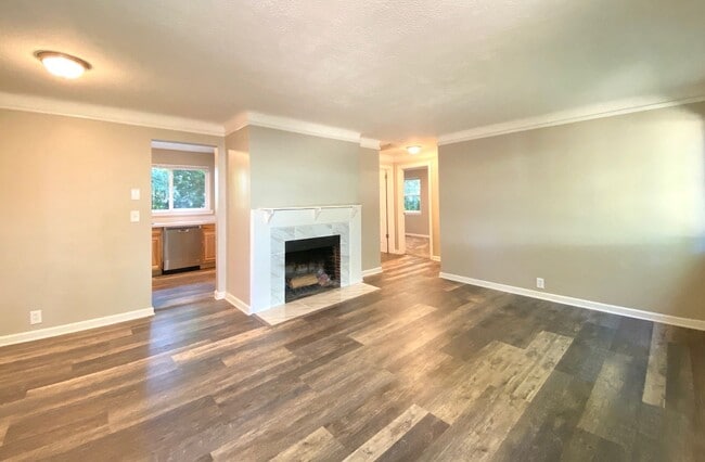 Building Photo - Lovely Updated Two Bedroom Cottage Located...