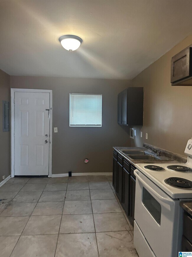 Building Photo - 7744 Madrid Ave