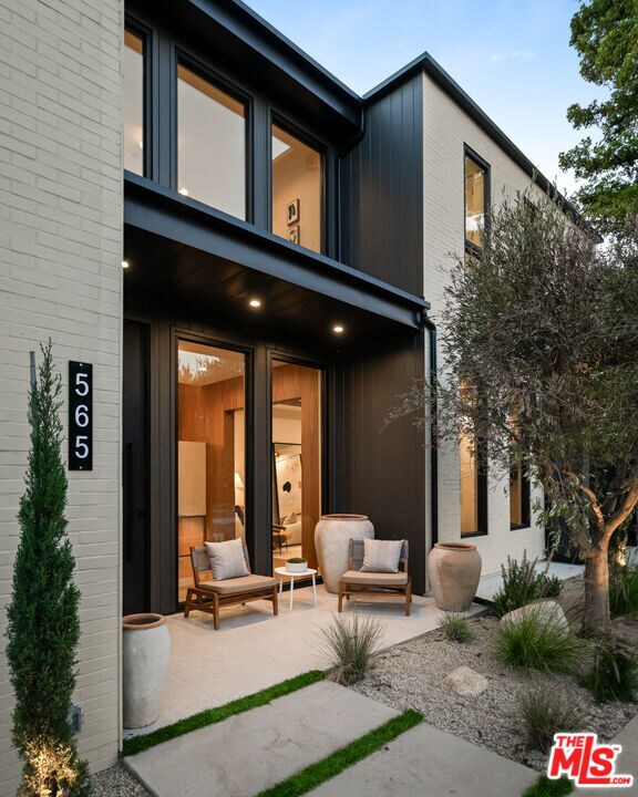 Building Photo - 565 Toyopa Dr