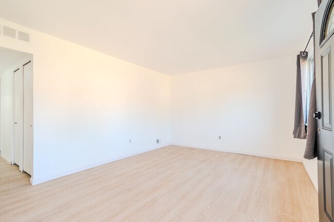 Foto del edificio - 23257 Stewart Ave