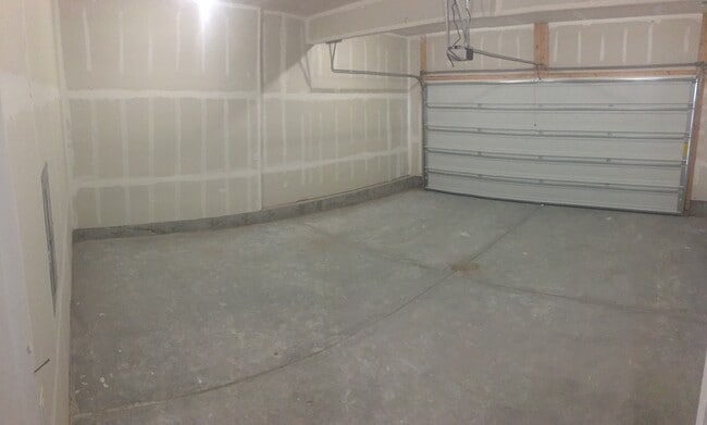 garage - 10668 N 36th E