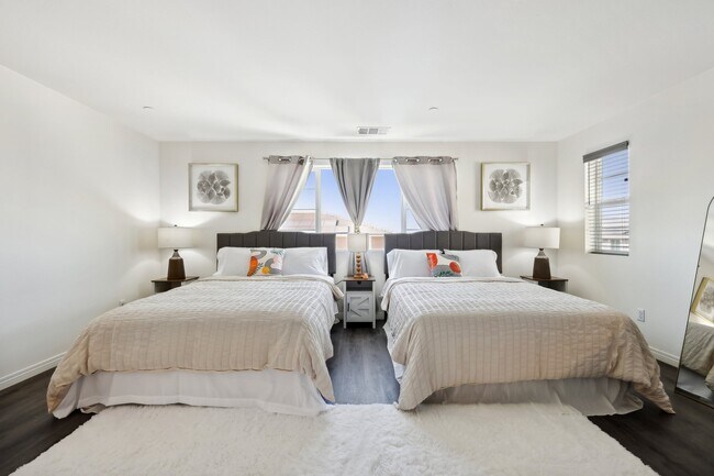 Esta espaciosa habitación con dos camas tamaño queen es perfecta para una escapada relajante. - 28754 Lookout Cir