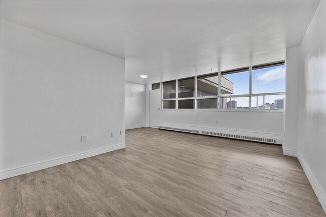 Building Photo - 65 Thorncliffe Park Dr