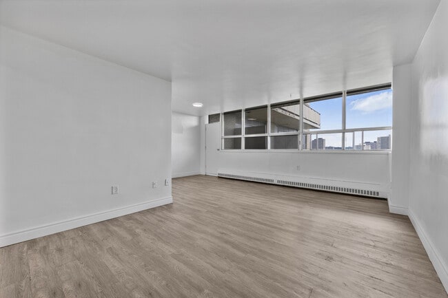 Building Photo - 65 Thorncliffe Park Dr