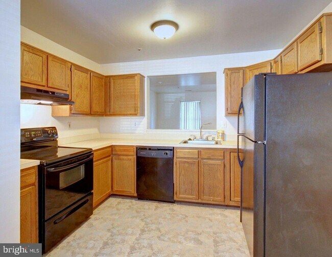 Building Photo - 525 Red Coat Pl