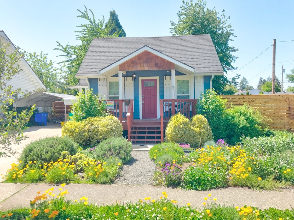 Primary Photo - Foster-Powell Charming Bungalow with Bonus...