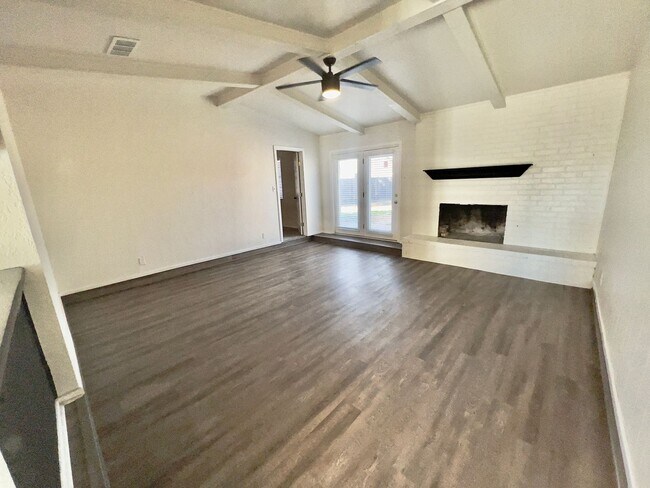 Building Photo - South Lubbock Beauty