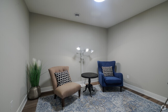 Model Suite - Den - Clarence Square