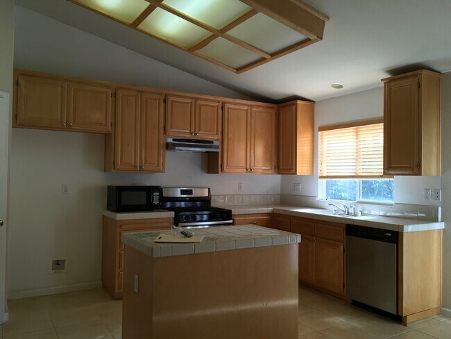 Foto del edificio - GREAT LOCATION!   4BEDS 2BATHS AND 2GARAGE