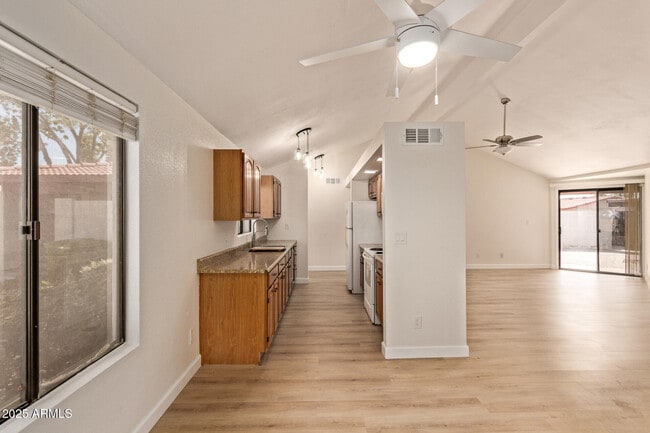 Foto del edificio - 17225 N 16th St