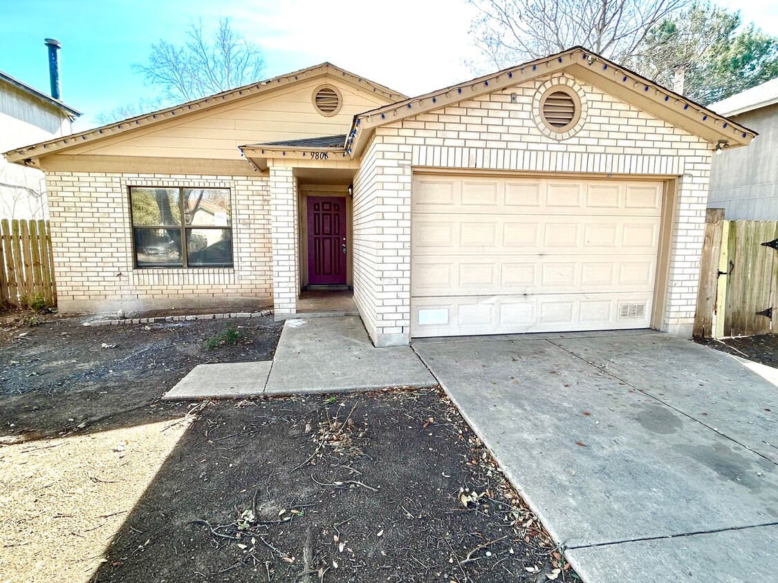 Foto principal - MUST SEE!! Lovely 3 Bedroom / 2 Bath Home ...