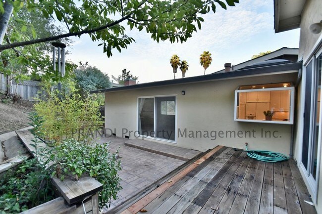 Building Photo - 725 Birchwood Ct
