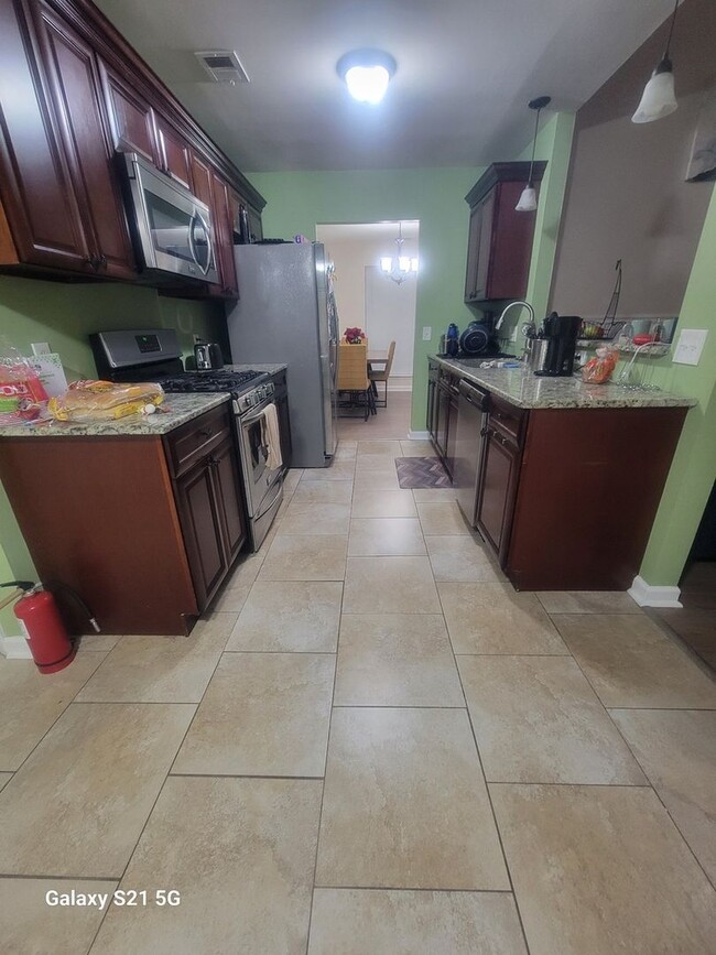 Foto del edificio - Spacious 4BR House in Savannah Near Mall & 95