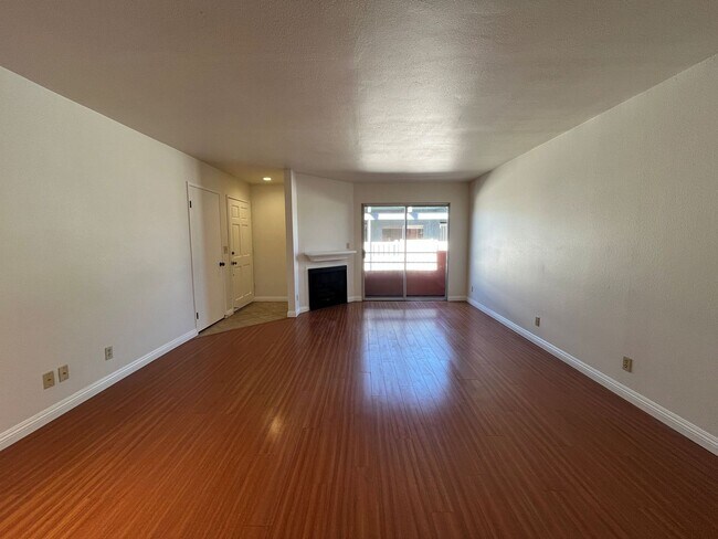 Foto del edificio - Pet Friendly, 3+2 w/balcony, parking + in-...