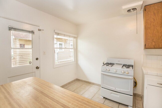 Building Photo - 25 19th Ave