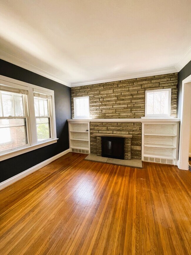 Foto del edificio - AVAILABLE NOW - Beautiful corner house in Webster Groves across the street from Avery Elementary!