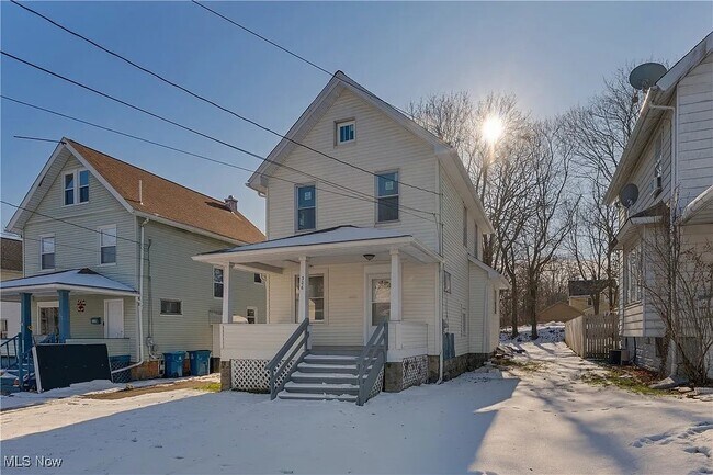 Building Photo - 306 Maplewood Ave
