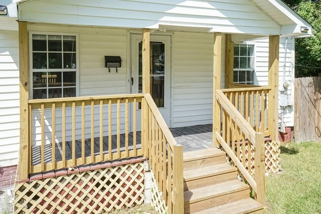 Building Photo - Two Bedroom Home!