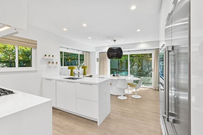 Building Photo - Stylish Condo in Desirable Alta Heights Neighborhood