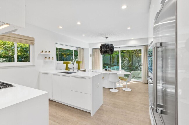 Foto del edificio - Stylish Condo in Desirable Alta Heights Neighborhood
