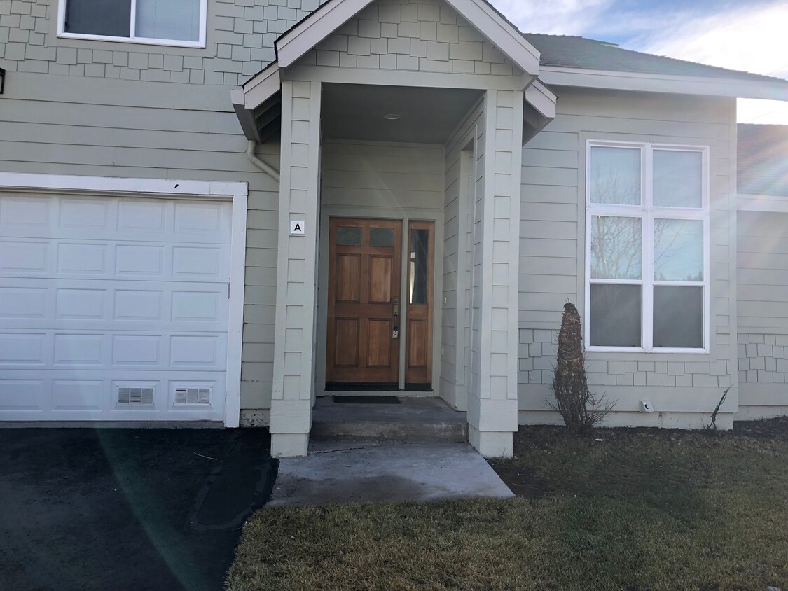 Primary Photo - 4 bedroom Townhome available January 1