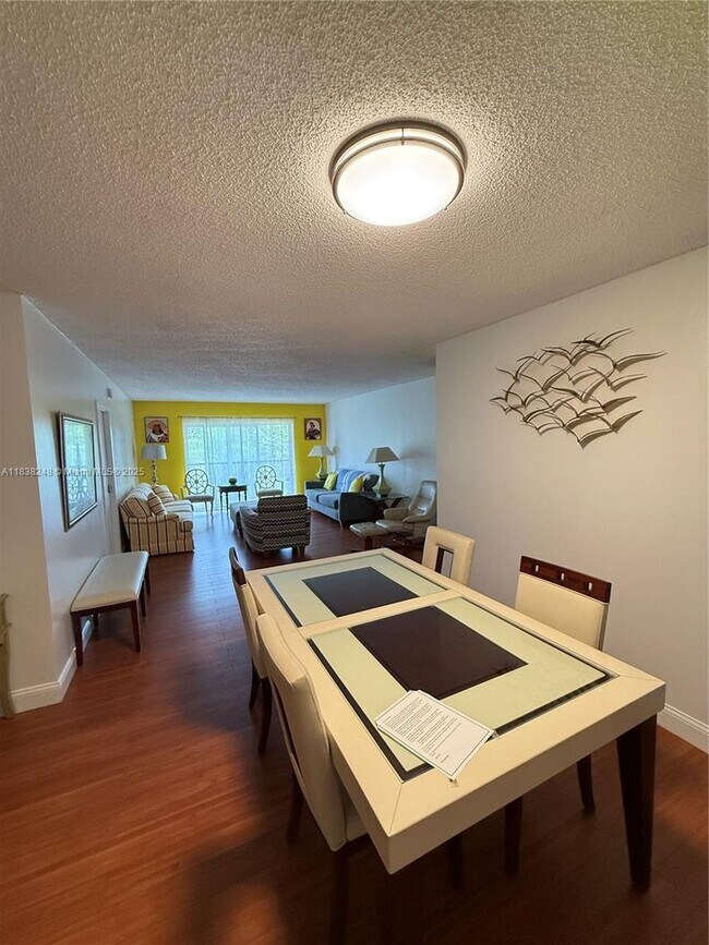 Foto del edificio - 5961 N Falls Cir Dr