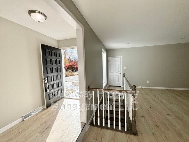 Photo - 605 Heather Ln House