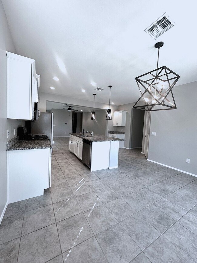 Foto del edificio - Stunning 4-bedroom, 2-bathroom home located in the vibrant community of Sahuarita, AZ