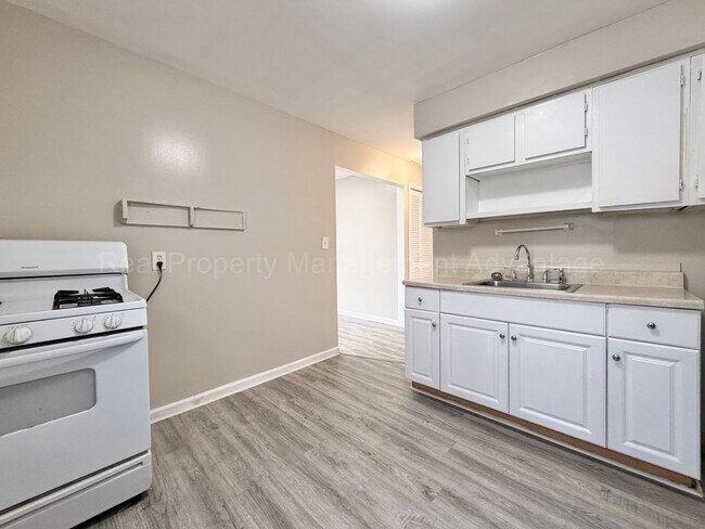 Foto del edificio - Newly Updated 2 Bed Ranch with Private Backyard