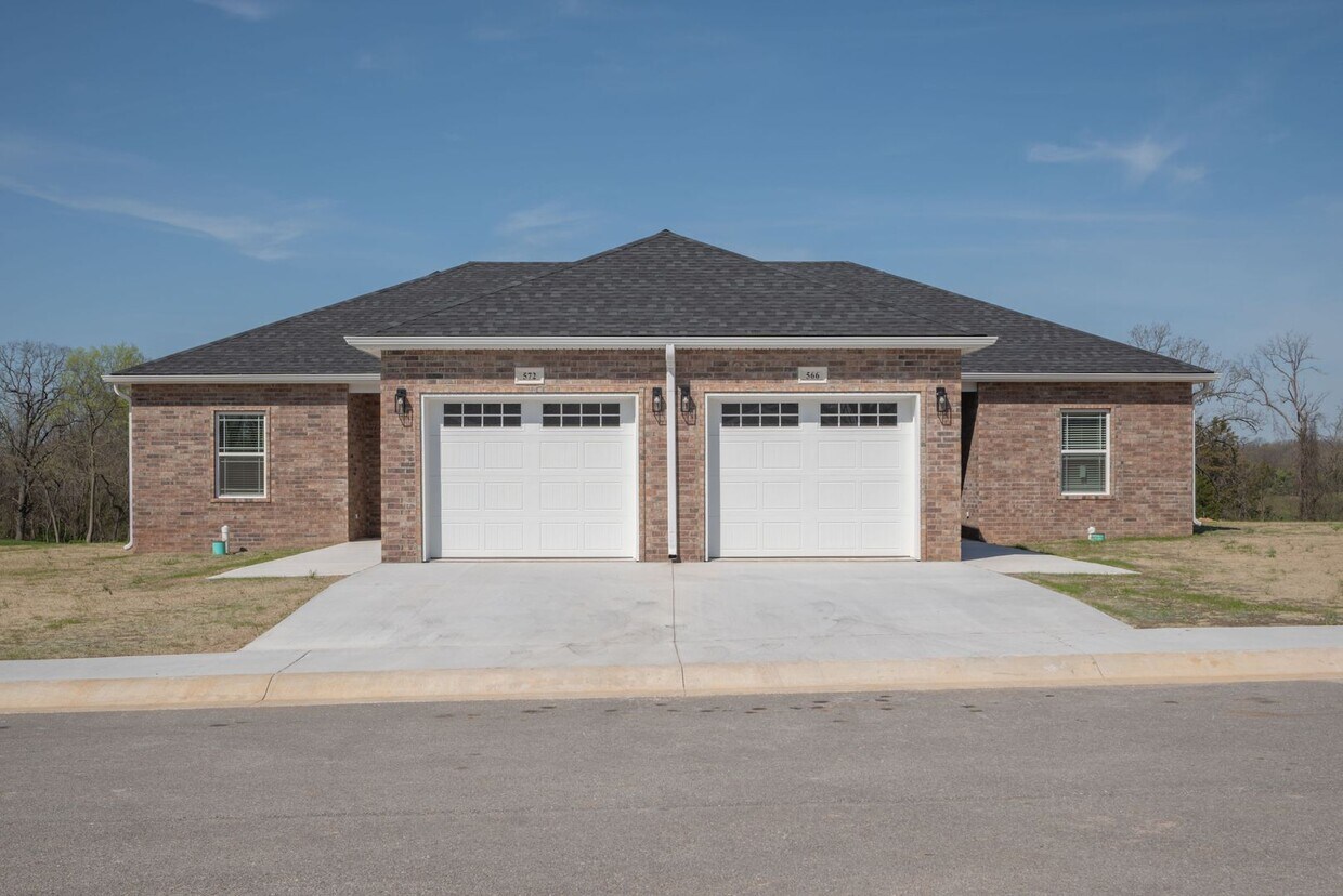 Foto principal - Brand New Neosho Unit now available for le...