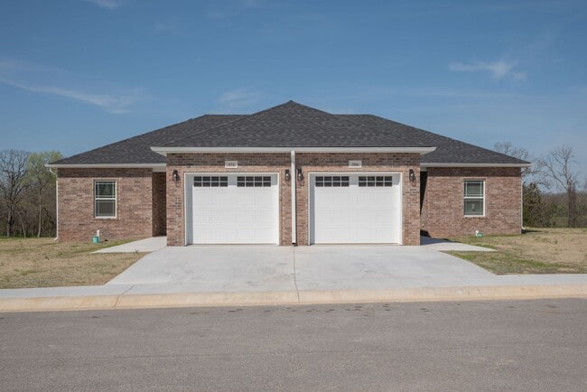 Building Photo - New Neosho Unit now available for lease! $1,400 Rent/$1,400 Deposit