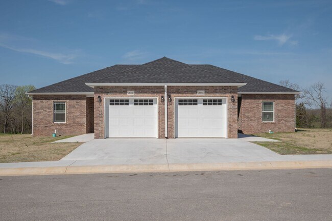 Foto del edificio - New Neosho Unit now available for lease! $1,400 Rent/$1,400 Deposit