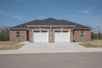 Building Photo - 572 Pne Vw St