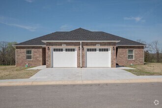 Building Photo - 572 Pne Vw St