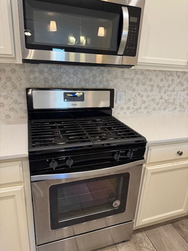 Foto del edificio - Storm shelter, All Appliances and security system with monitoring! 4 bed, 2 bath 2 car garage!