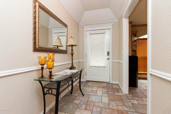 Foto del edificio - 4 Bedrooms 3 bathrooms, OFFICE 2 living rooms, and 2 car garage