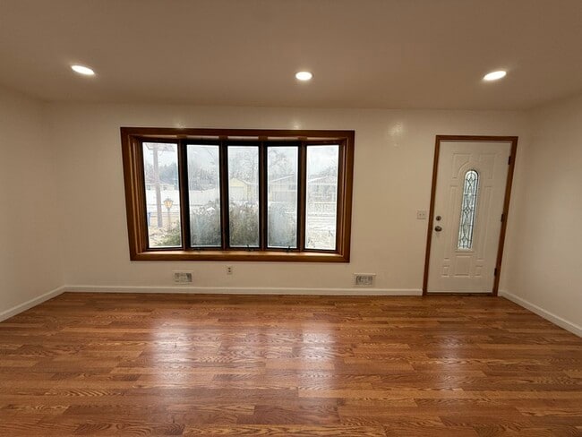 Building Photo - 23 Lamont Rd