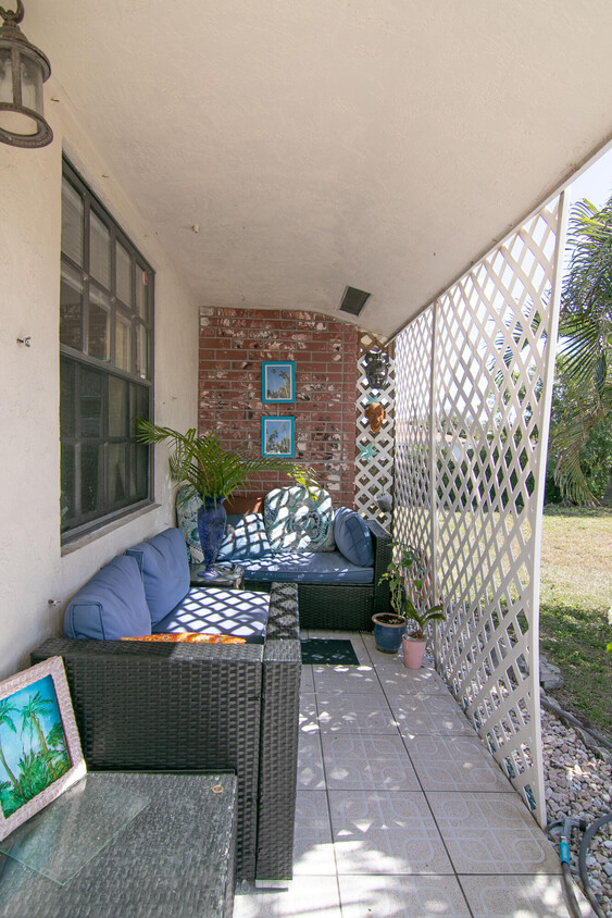 Primary Photo - 2206 NE 4th St