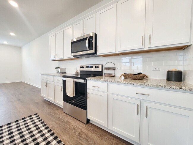 Building Photo - Spacious 4/BR 2.5/BA Retreat with Fenced Y...