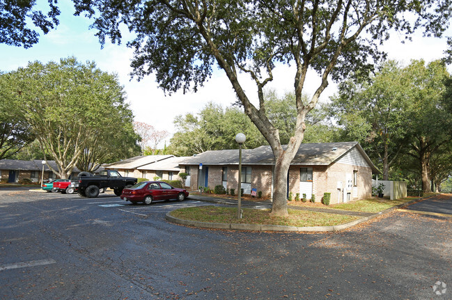 Building Photo - Oakcrest Apartments