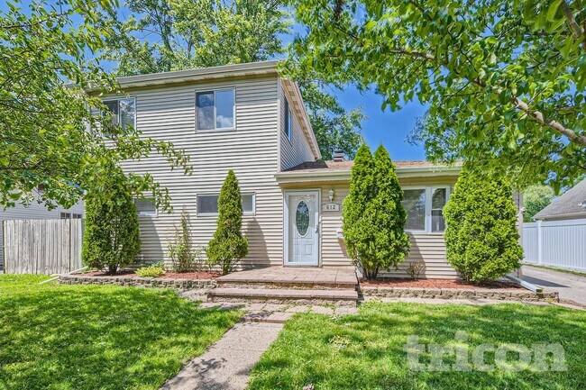 Building Photo - 612 W James St