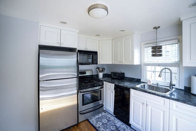 Building Photo - Coastal Haven in West Dennis