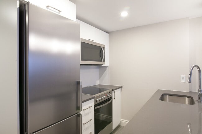 Building Photo - 3460 Rue Durocher