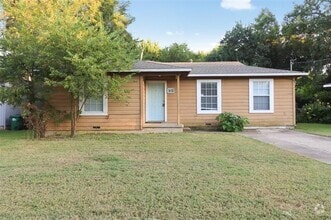 Building Photo - 1415 Oakwood Dr