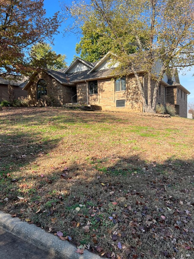 Building Photo - 5 bedroom/3 bath w/mother in law style qua...